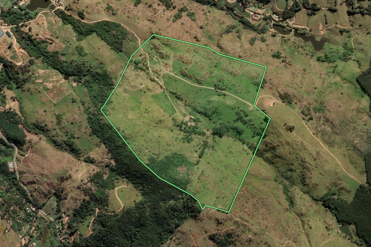 Imagem de satélite do imóvel rural em Pedreira (SP), com o contorno declarado no CAR desenhado por cima.
