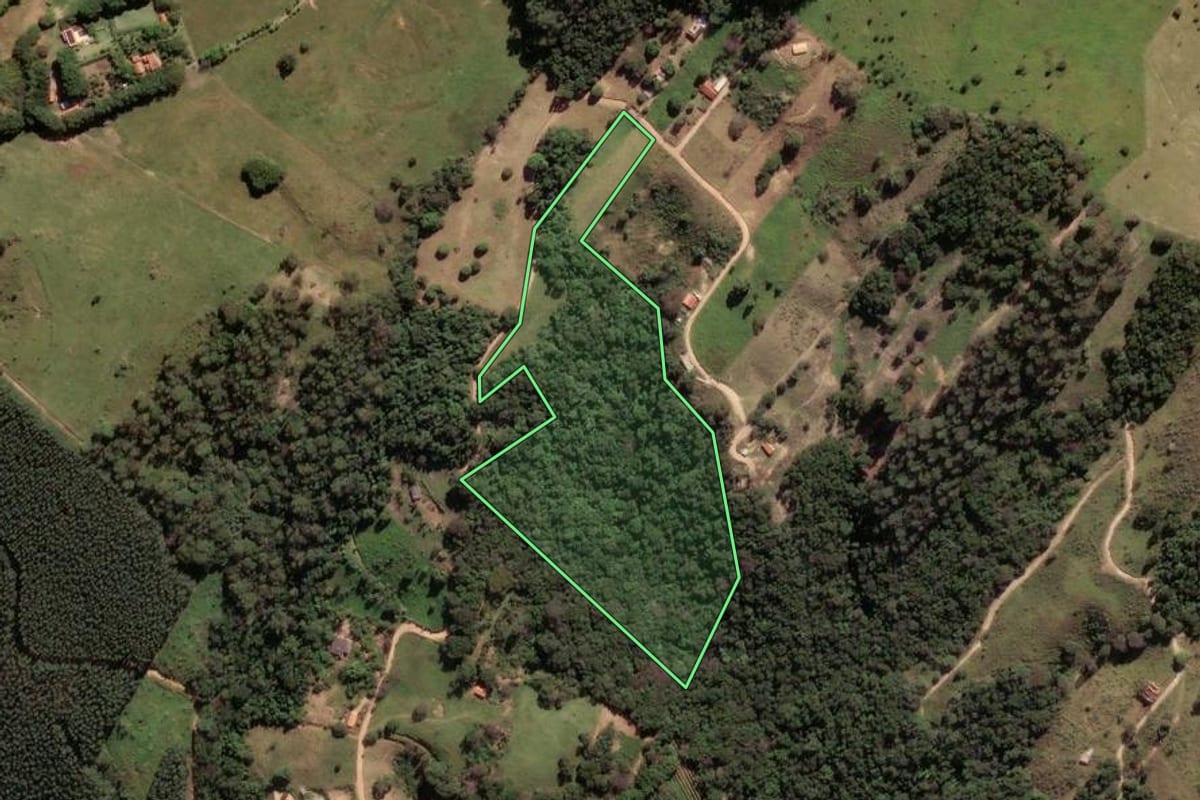 Imagem de satélite do imóvel rural em Pedreira (SP), com o contorno declarado no CAR desenhado por cima.