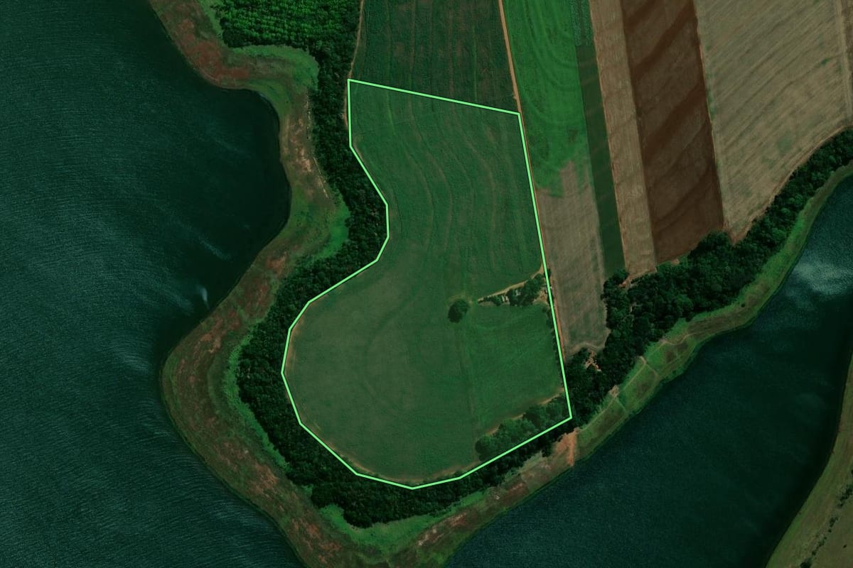 Imagem de satélite do imóvel rural em Pedrinhas Paulista (SP), com o contorno declarado no CAR desenhado por cima.