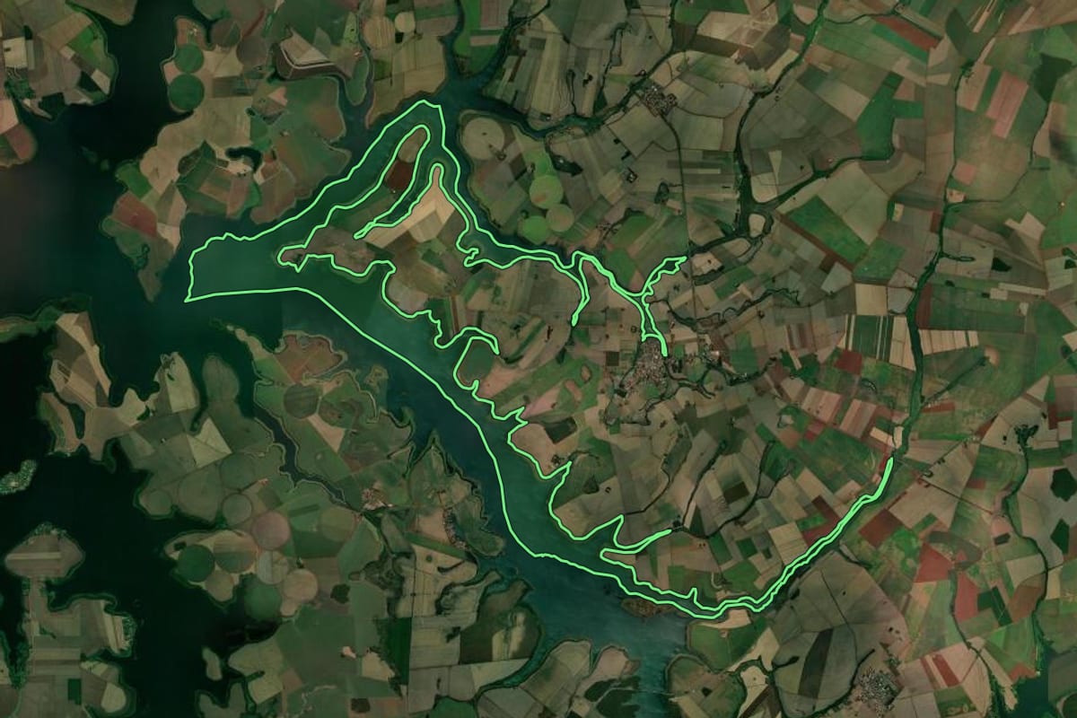 Imagem de satélite do imóvel rural em Pedrinhas Paulista (SP), com o contorno declarado no CAR desenhado por cima.