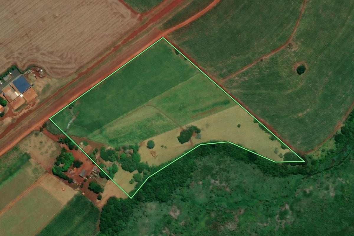 Imagem de satélite do imóvel rural em Pedrinhas Paulista (SP), com o contorno declarado no CAR desenhado por cima.