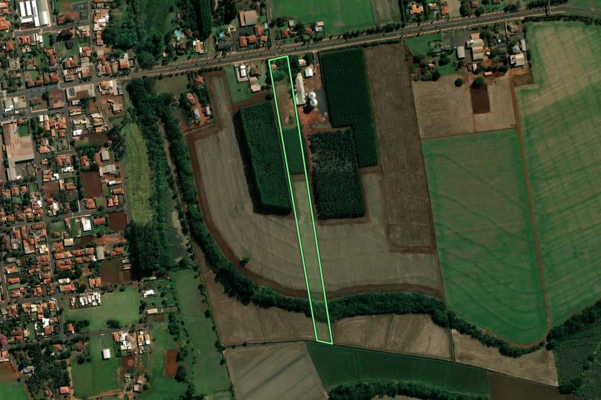 Imagem de satélite do imóvel rural em Pedrinhas Paulista (SP), com o contorno declarado no CAR desenhado por cima.