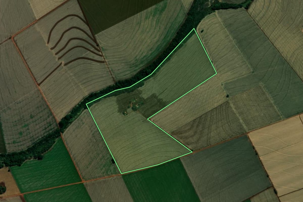 Imagem de satélite do imóvel rural em Pedrinhas Paulista (SP), com o contorno declarado no CAR desenhado por cima.
