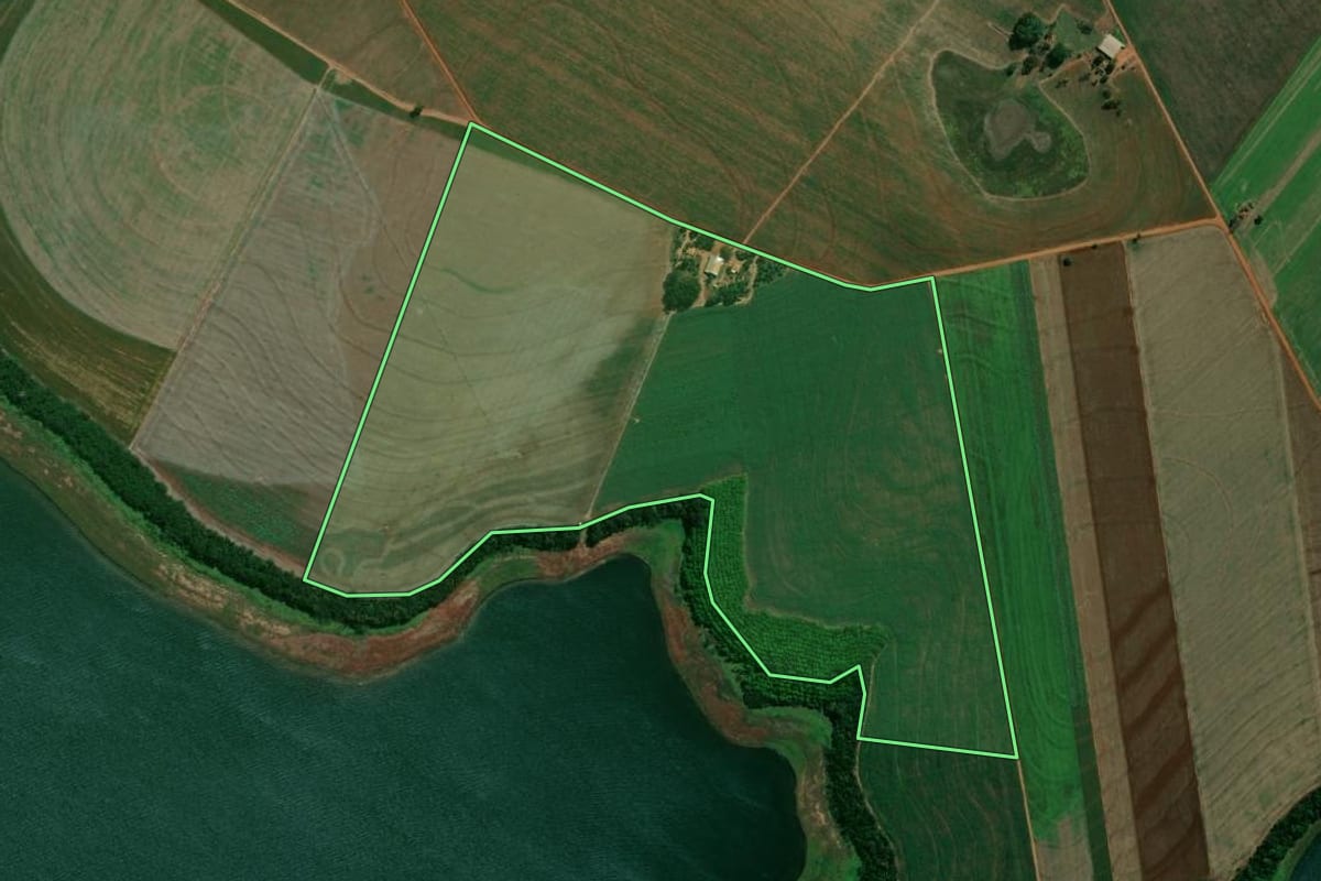 Imagem de satélite do imóvel rural em Pedrinhas Paulista (SP), com o contorno declarado no CAR desenhado por cima.