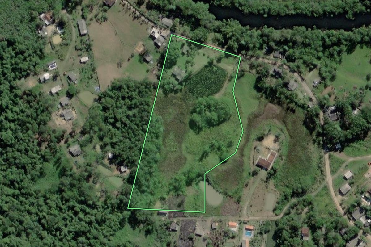 Imagem de satélite do imóvel rural em Pedro de Toledo (SP), com o contorno declarado no CAR desenhado por cima.