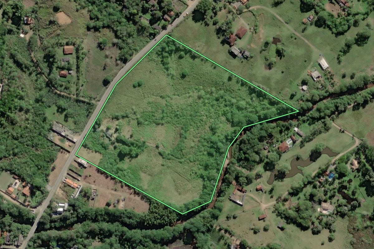 Imagem de satélite do imóvel rural em Pedro de Toledo (SP), com o contorno declarado no CAR desenhado por cima.
