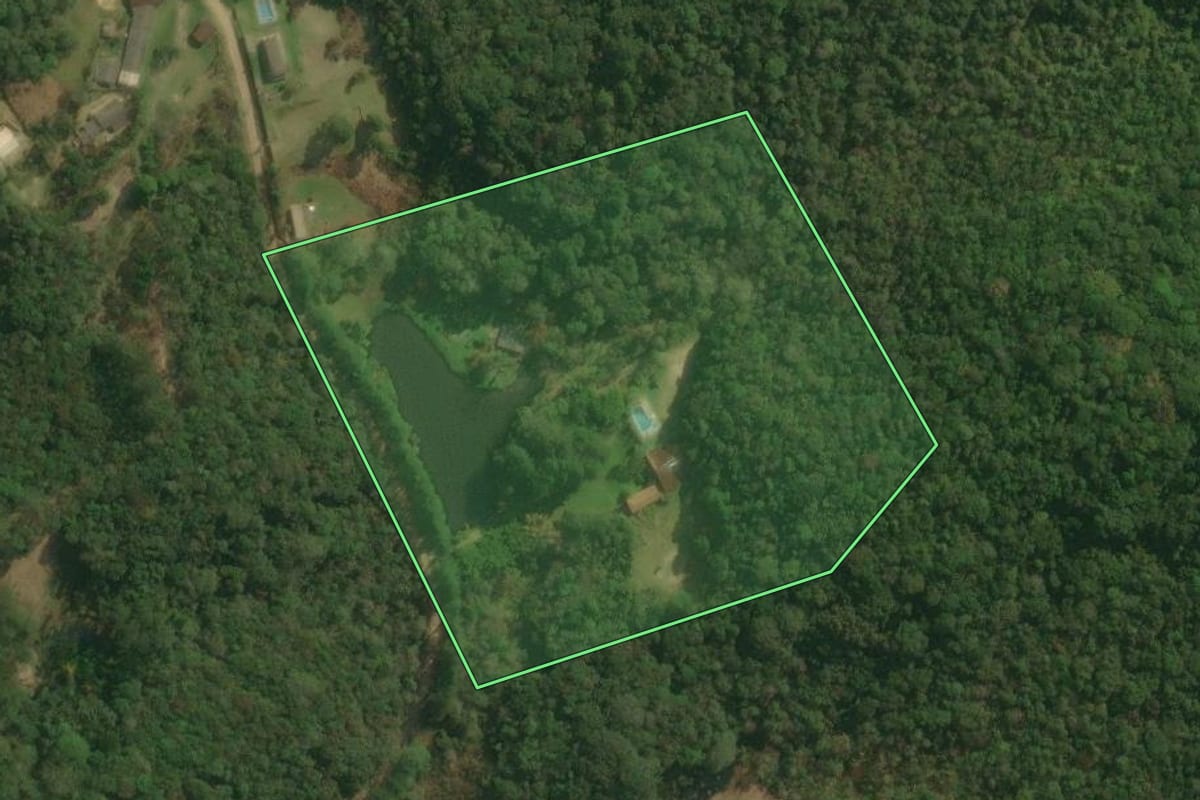 Imagem de satélite do imóvel rural em Pedro de Toledo (SP), com o contorno declarado no CAR desenhado por cima.