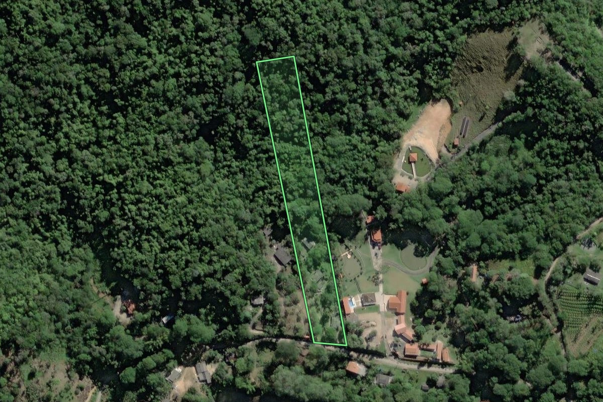 Imagem de satélite do imóvel rural em Pedro de Toledo (SP), com o contorno declarado no CAR desenhado por cima.