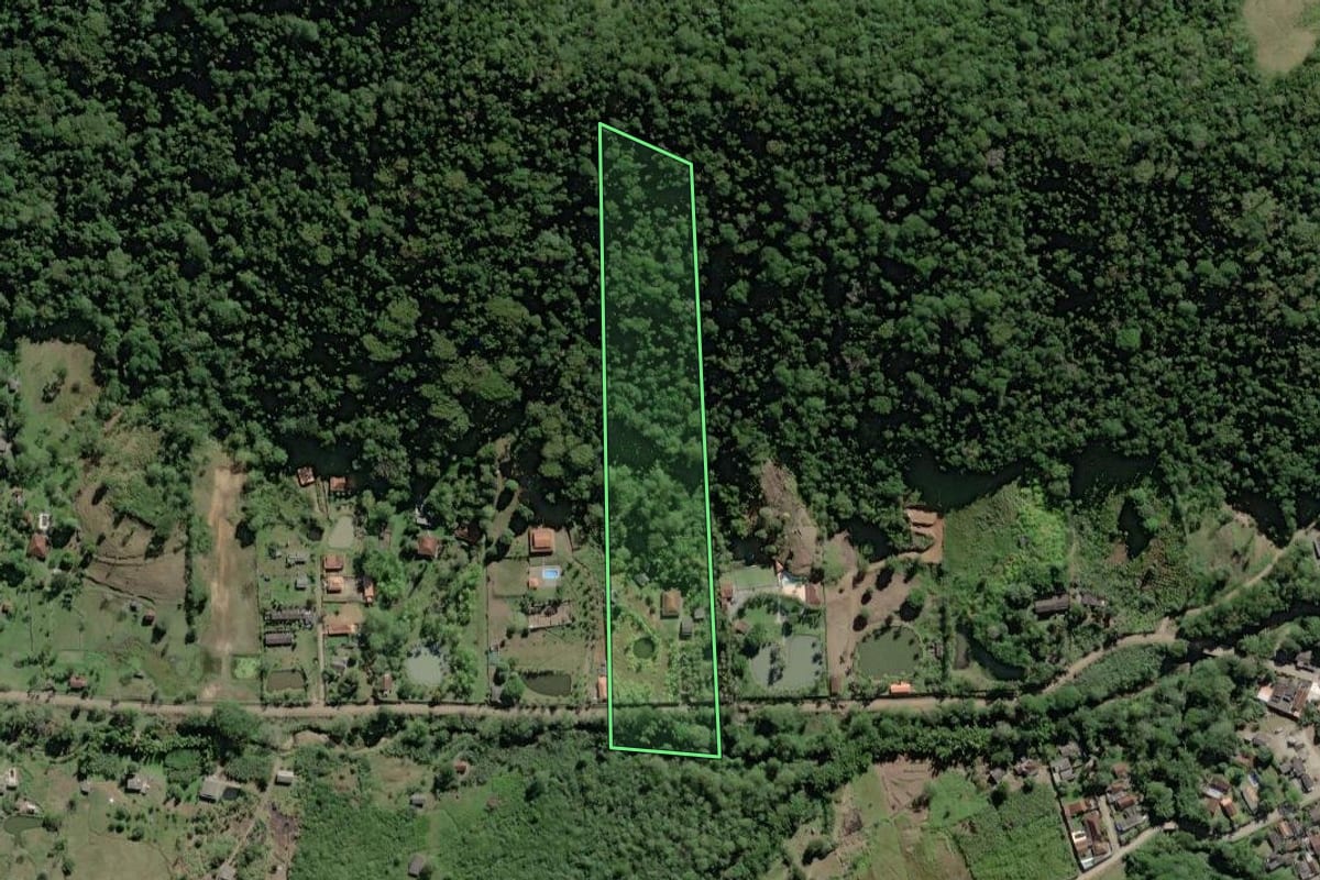 Imagem de satélite do imóvel rural em Pedro de Toledo (SP), com o contorno declarado no CAR desenhado por cima.