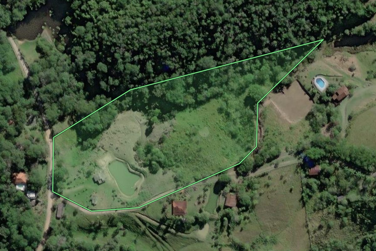 Imagem de satélite do imóvel rural em Pedro de Toledo (SP), com o contorno declarado no CAR desenhado por cima.
