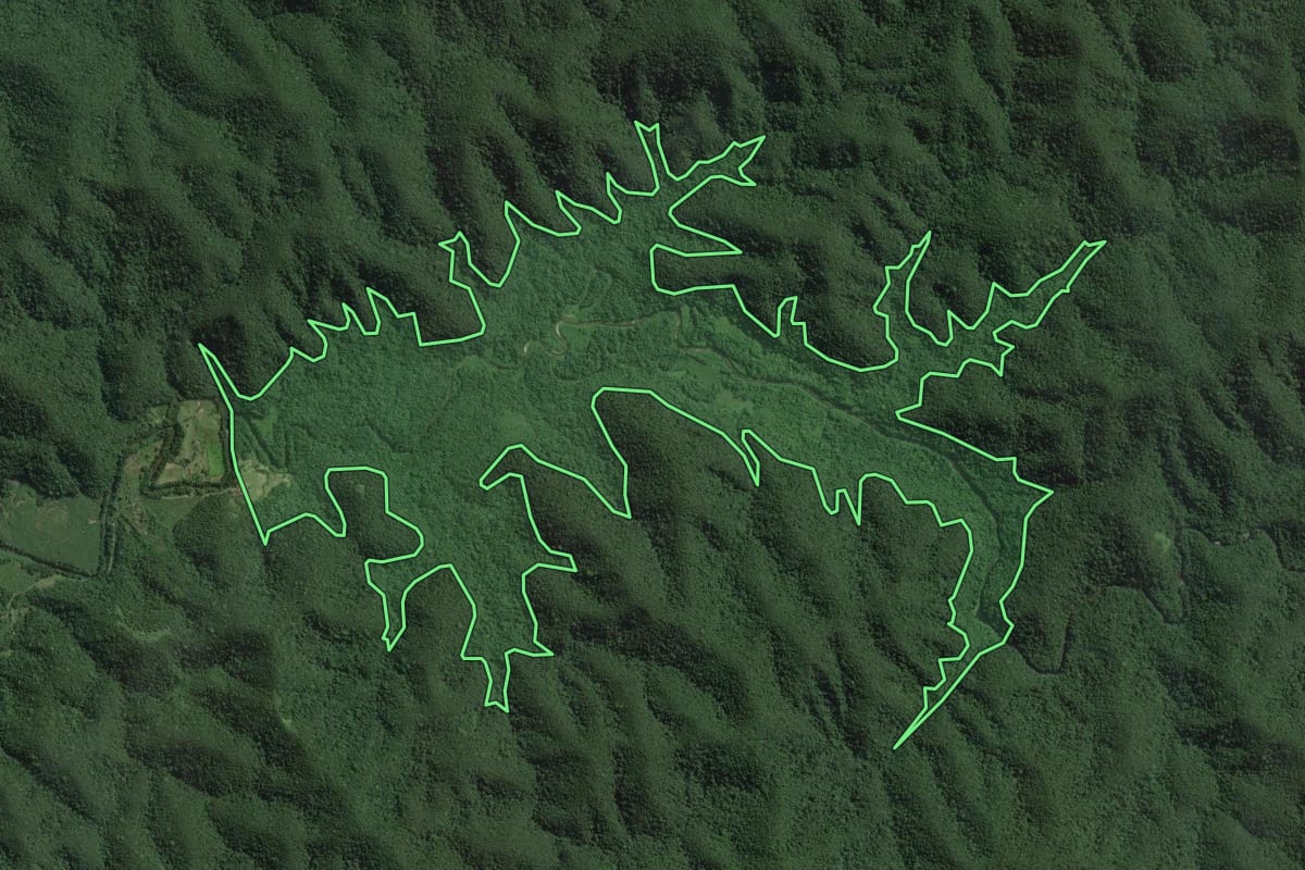 Imagem de satélite do imóvel rural em Pedro de Toledo (SP), com o contorno declarado no CAR desenhado por cima.