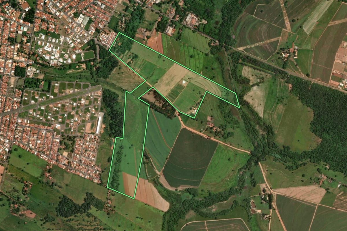 Imagem de satélite do imóvel rural em Penápolis (SP), com o contorno declarado no CAR desenhado por cima.