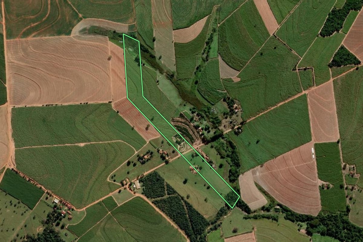 Imagem de satélite do imóvel rural em Penápolis (SP), com o contorno declarado no CAR desenhado por cima.