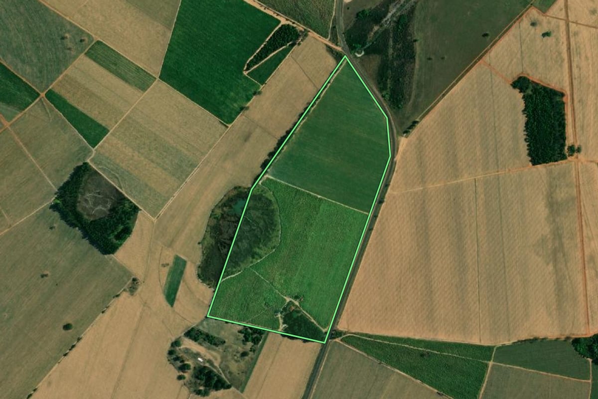 Imagem de satélite do imóvel rural em Penápolis (SP), com o contorno declarado no CAR desenhado por cima.