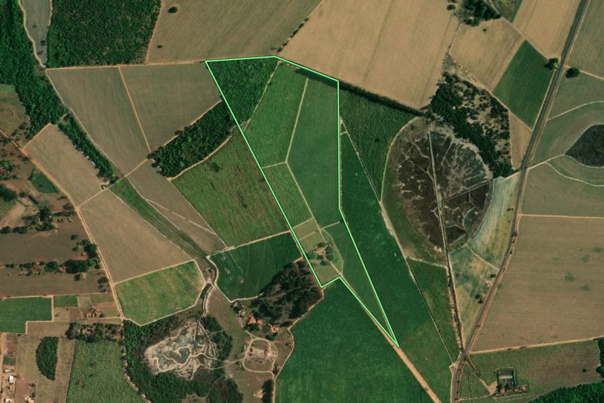 Imagem de satélite do imóvel rural em Penápolis (SP), com o contorno declarado no CAR desenhado por cima.