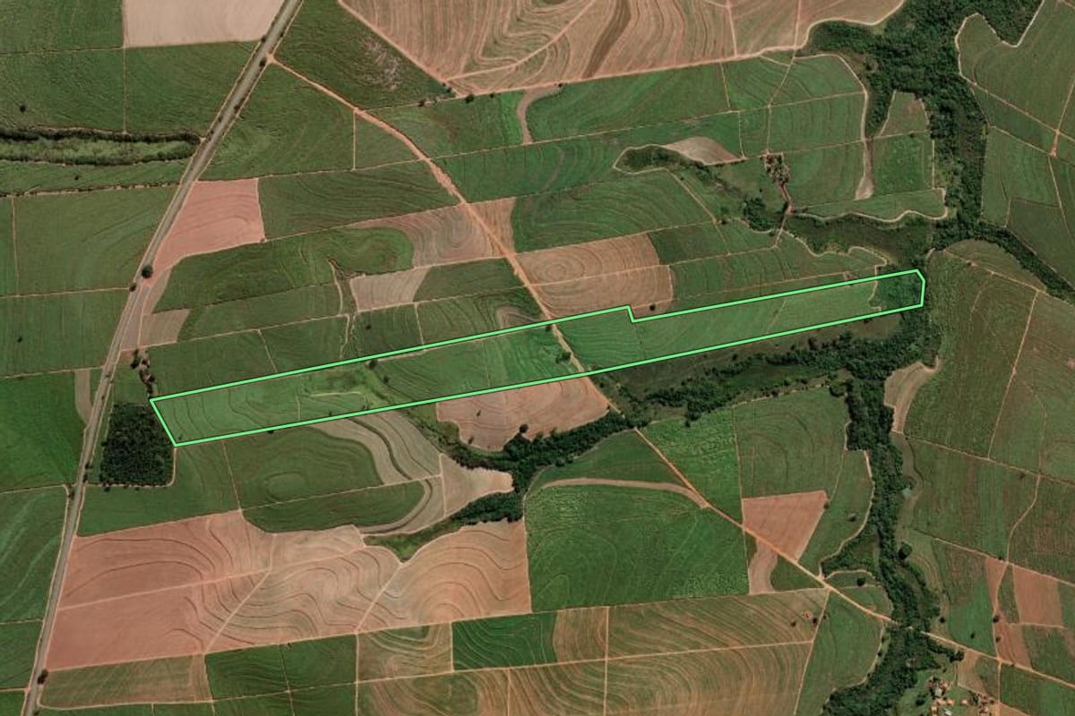 Imagem de satélite do imóvel rural em Penápolis (SP), com o contorno declarado no CAR desenhado por cima.