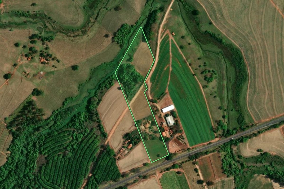 Imagem de satélite do imóvel rural em Penápolis (SP), com o contorno declarado no CAR desenhado por cima.