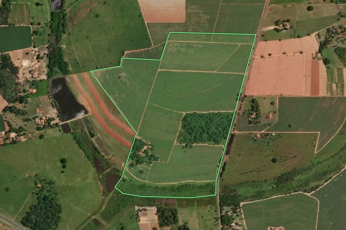 Imagem de satélite do imóvel rural em Penápolis (SP), com o contorno declarado no CAR desenhado por cima.