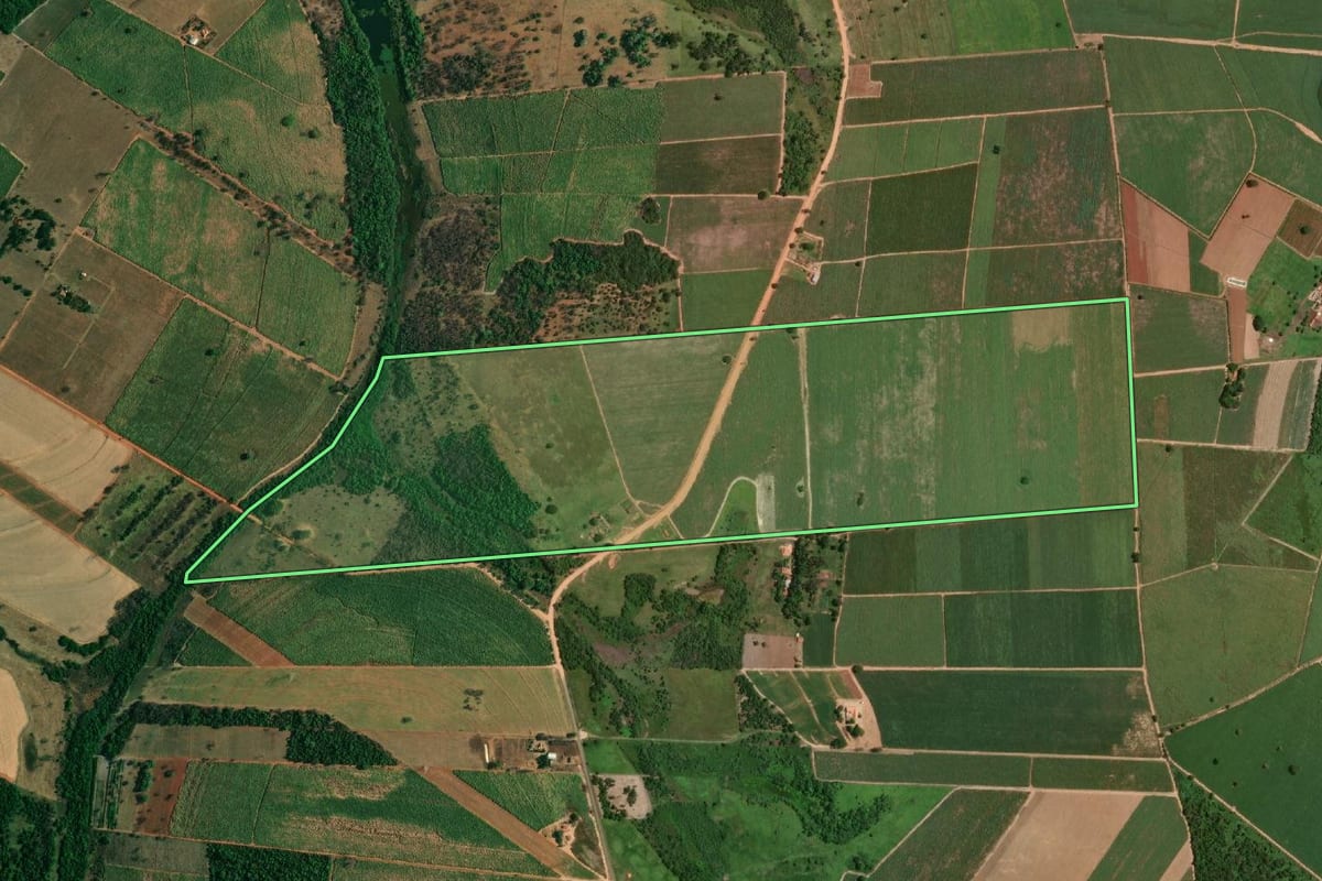 Imagem de satélite do imóvel rural em Penápolis (SP), com o contorno declarado no CAR desenhado por cima.