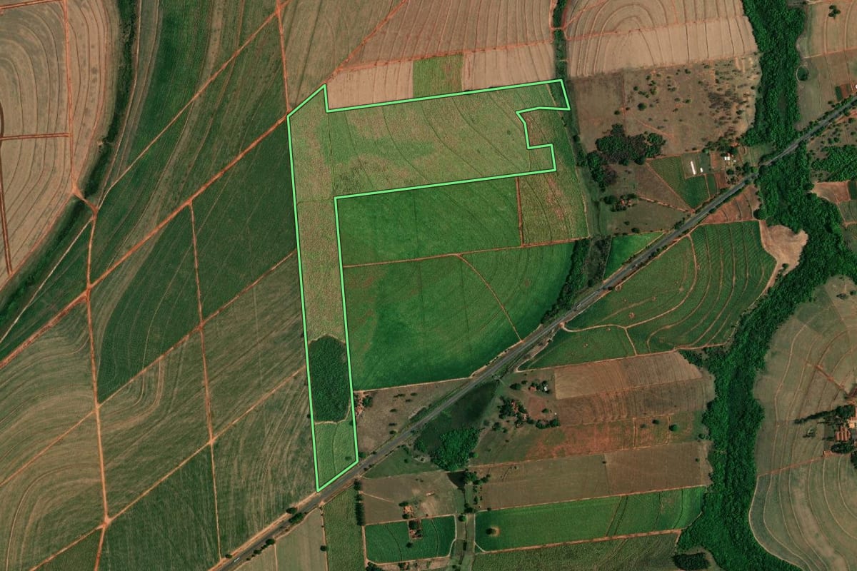 Imagem de satélite do imóvel rural em Penápolis (SP), com o contorno declarado no CAR desenhado por cima.