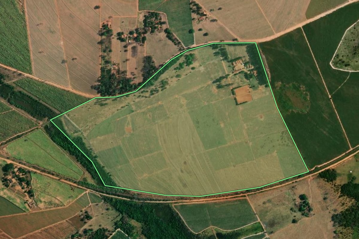 Imagem de satélite do imóvel rural em Penápolis (SP), com o contorno declarado no CAR desenhado por cima.