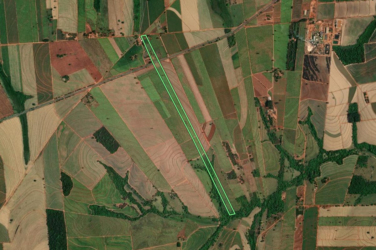 Imagem de satélite do imóvel rural em Penápolis (SP), com o contorno declarado no CAR desenhado por cima.