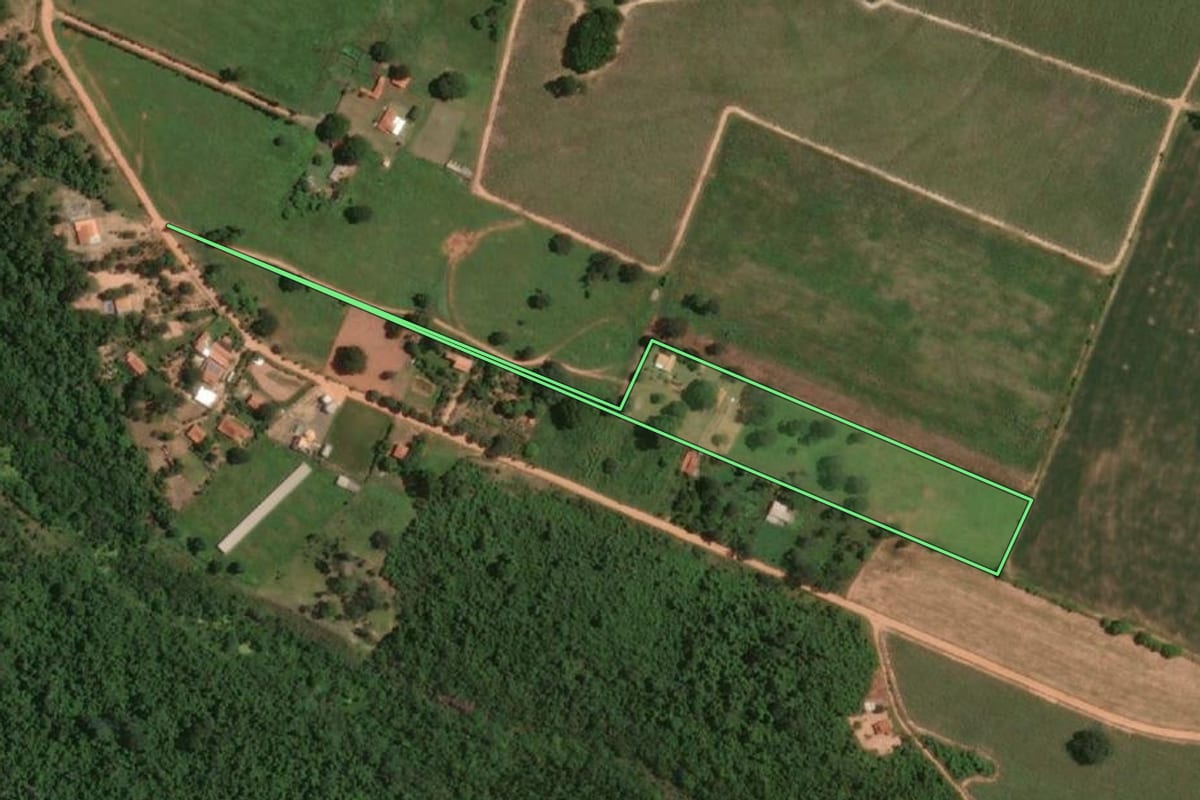 Imagem de satélite do imóvel rural em Penápolis (SP), com o contorno declarado no CAR desenhado por cima.