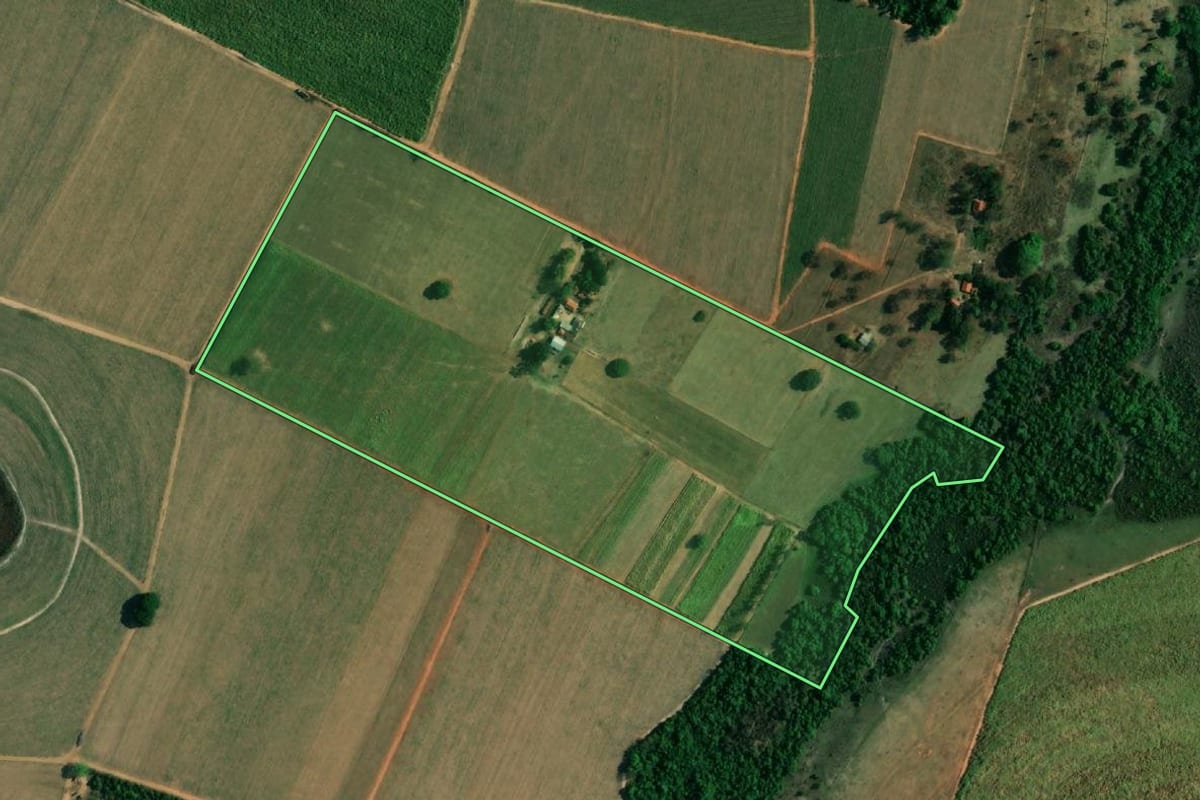 Imagem de satélite do imóvel rural em Penápolis (SP), com o contorno declarado no CAR desenhado por cima.