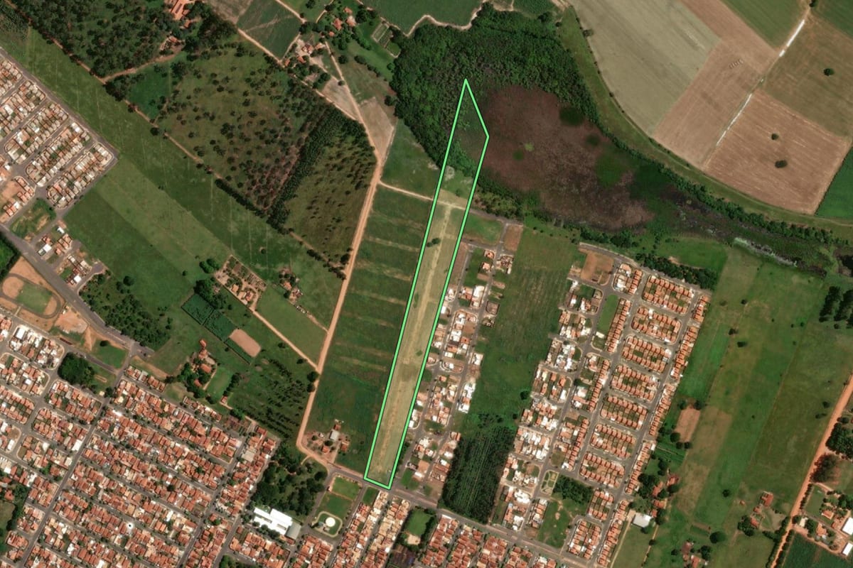 Imagem de satélite do imóvel rural em Penápolis (SP), com o contorno declarado no CAR desenhado por cima.