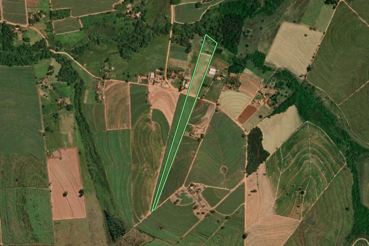 Imagem de satélite do imóvel rural em Penápolis (SP), com o contorno declarado no CAR desenhado por cima.