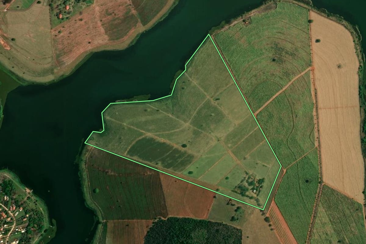 Imagem de satélite do imóvel rural em Penápolis (SP), com o contorno declarado no CAR desenhado por cima.