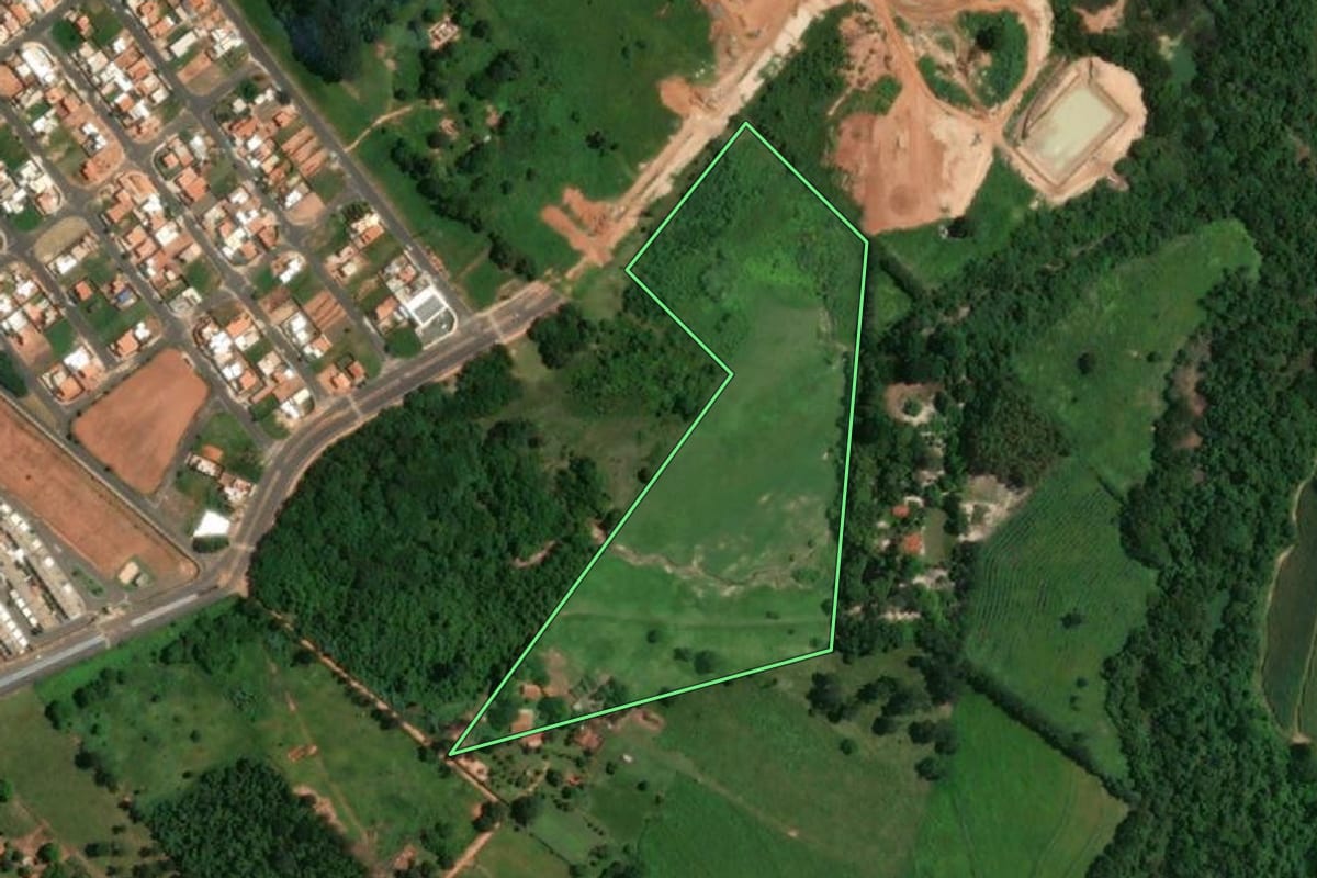 Imagem de satélite do imóvel rural em Penápolis (SP), com o contorno declarado no CAR desenhado por cima.