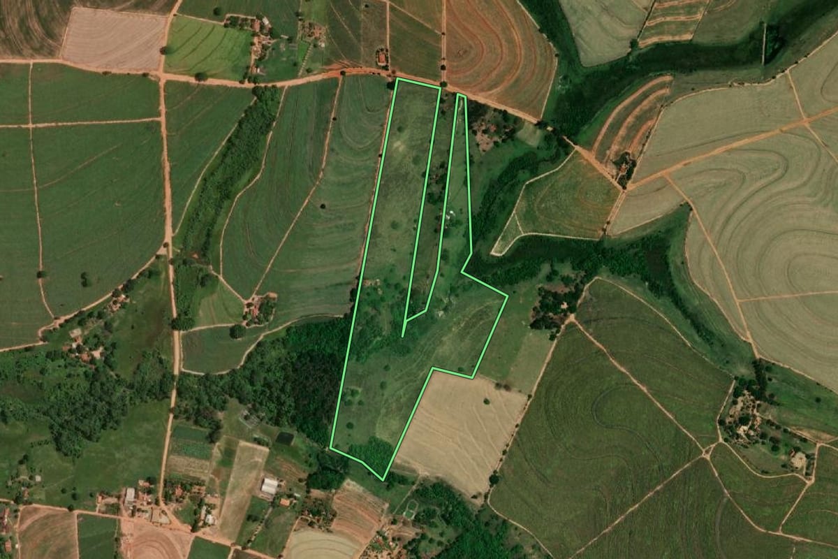 Imagem de satélite do imóvel rural em Penápolis (SP), com o contorno declarado no CAR desenhado por cima.