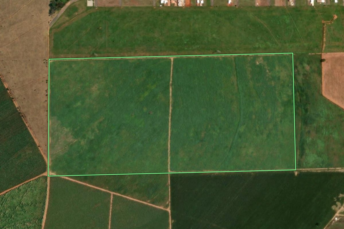 Imagem de satélite do imóvel rural em Penápolis (SP), com o contorno declarado no CAR desenhado por cima.