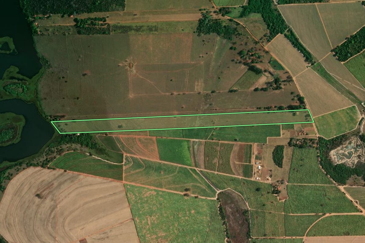 Imagem de satélite do imóvel rural em Penápolis (SP), com o contorno declarado no CAR desenhado por cima.