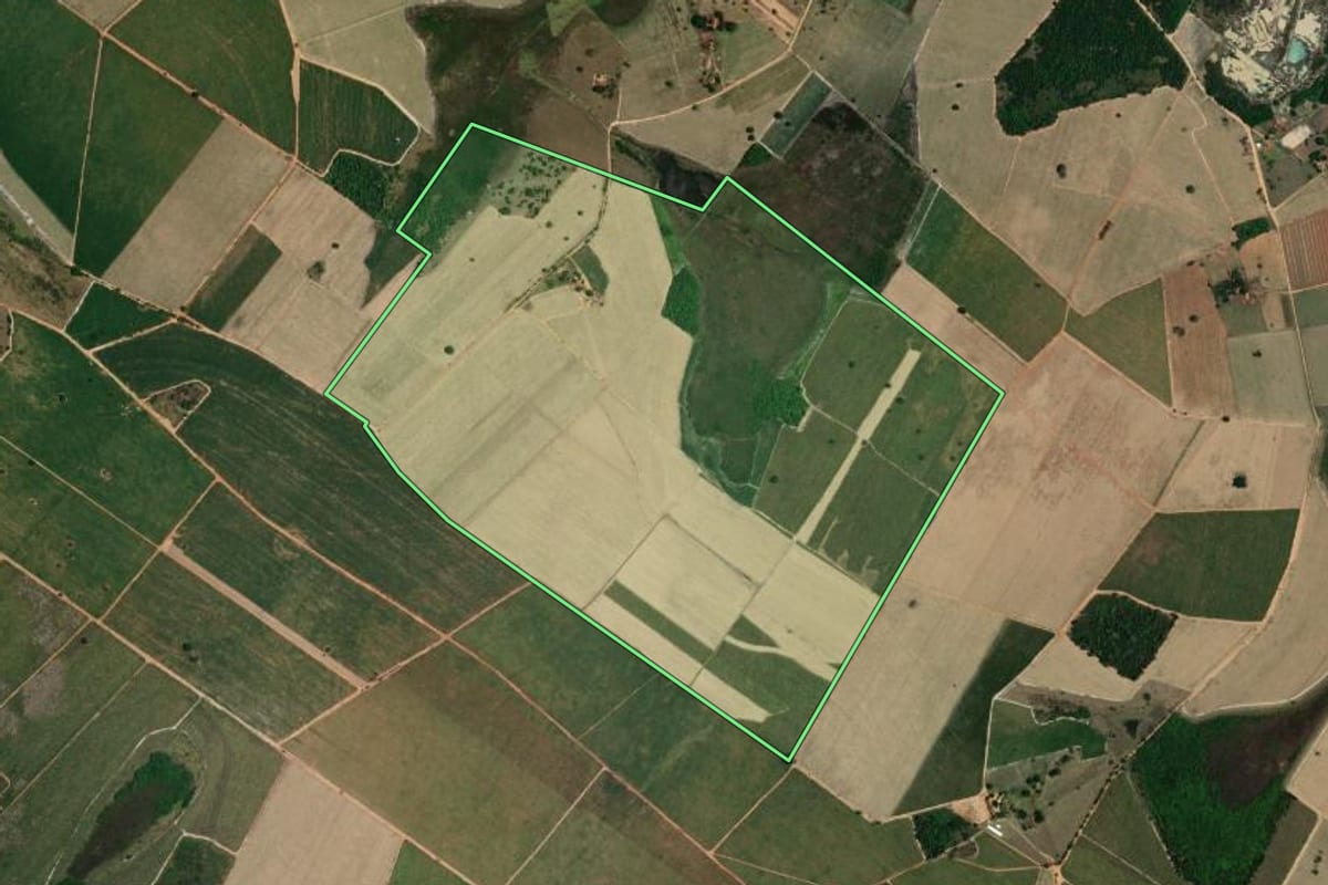 Imagem de satélite do imóvel rural em Penápolis (SP), com o contorno declarado no CAR desenhado por cima.