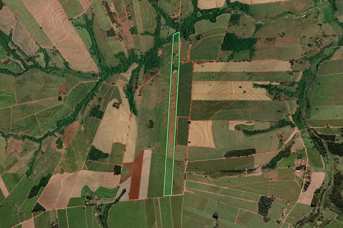 Imagem de satélite do imóvel rural em Penápolis (SP), com o contorno declarado no CAR desenhado por cima.
