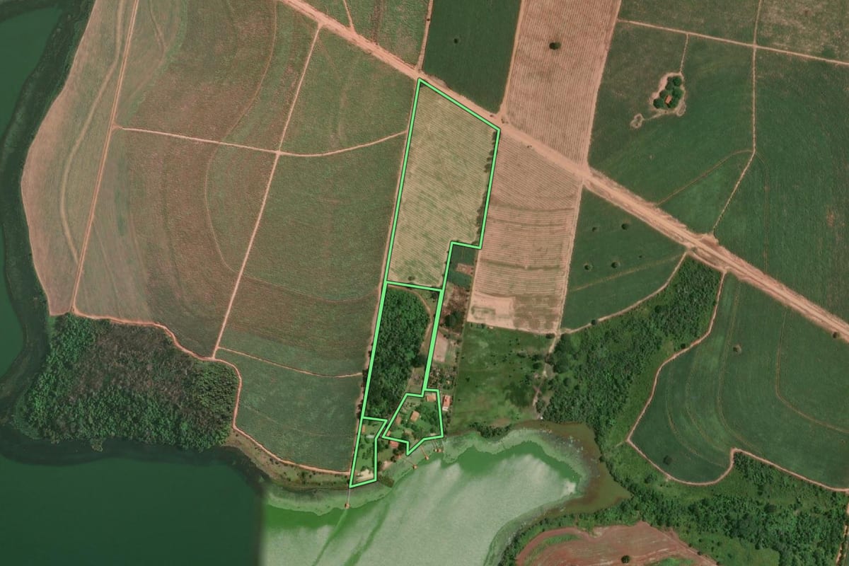 Imagem de satélite do imóvel rural em Penápolis (SP), com o contorno declarado no CAR desenhado por cima.