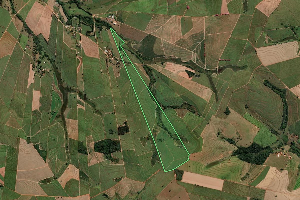 Imagem de satélite do imóvel rural em Penápolis (SP), com o contorno declarado no CAR desenhado por cima.