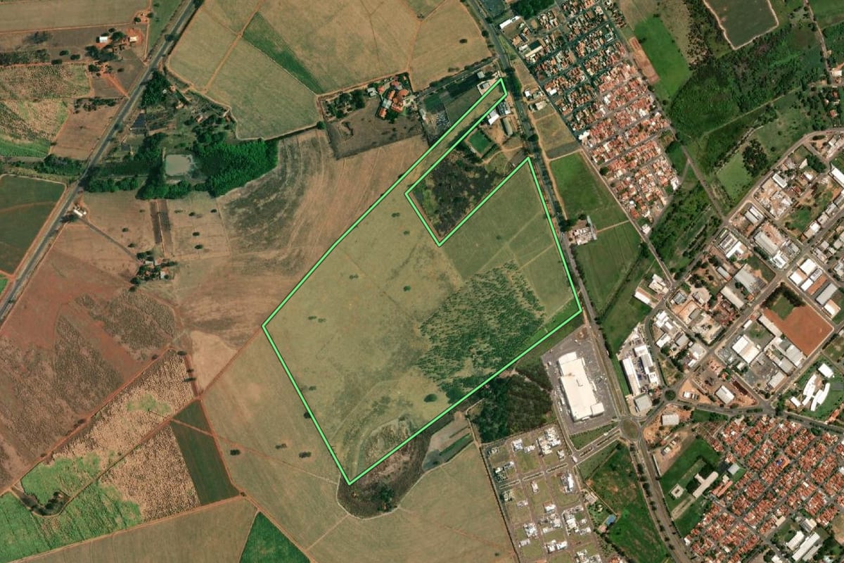 Imagem de satélite do imóvel rural em Penápolis (SP), com o contorno declarado no CAR desenhado por cima.