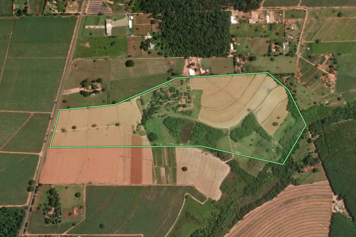 Imagem de satélite do imóvel rural em Penápolis (SP), com o contorno declarado no CAR desenhado por cima.