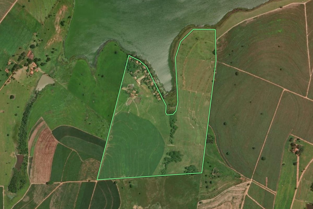 Imagem de satélite do imóvel rural em Penápolis (SP), com o contorno declarado no CAR desenhado por cima.