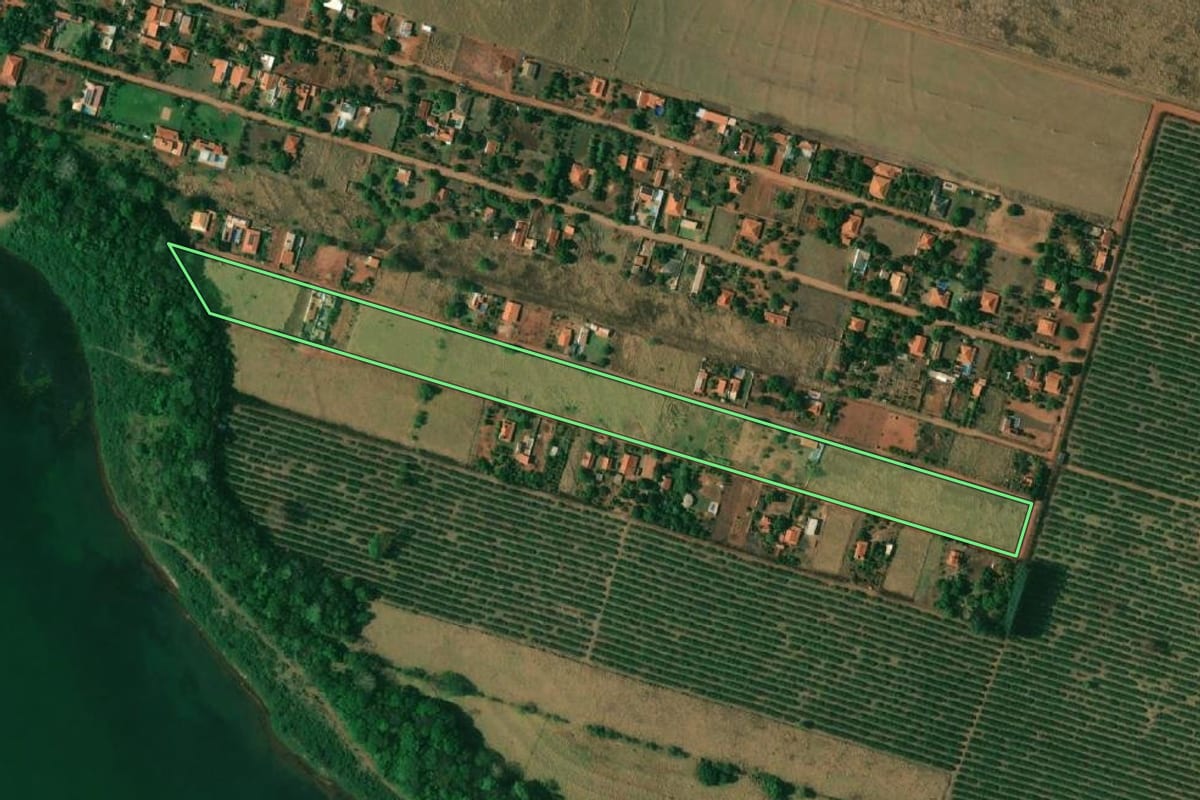 Imagem de satélite do imóvel rural em Pereira Barreto (SP), com o contorno declarado no CAR desenhado por cima.