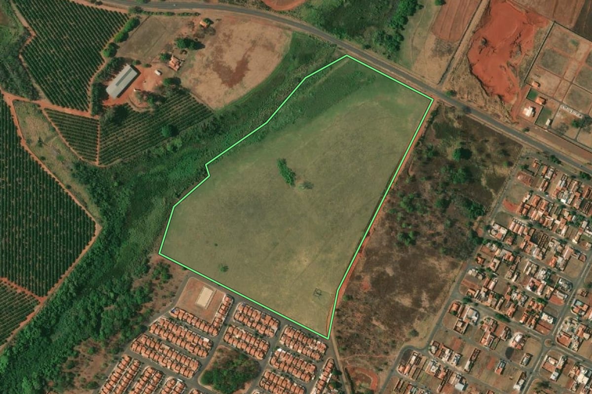 Imagem de satélite do imóvel rural em Pereira Barreto (SP), com o contorno declarado no CAR desenhado por cima.