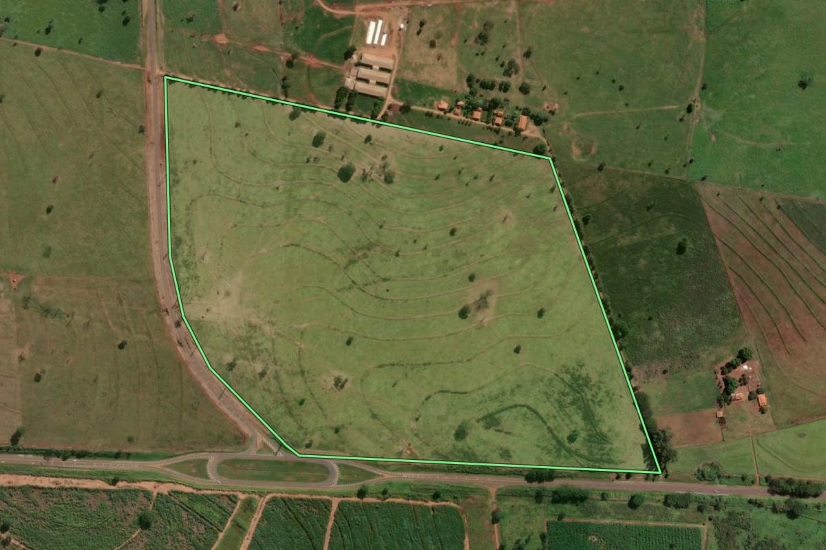 Imagem de satélite do imóvel rural em Pereira Barreto (SP), com o contorno declarado no CAR desenhado por cima.