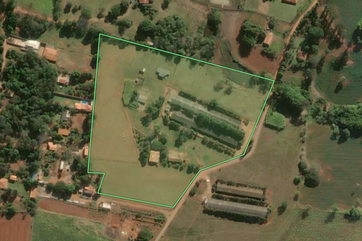 Imagem de satélite do imóvel rural em Pereiras (SP), com o contorno declarado no CAR desenhado por cima.