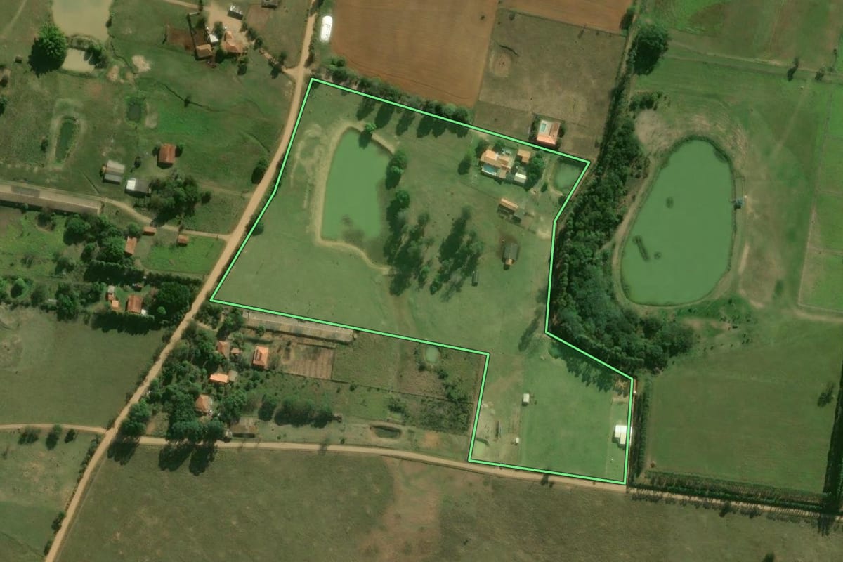 Imagem de satélite do imóvel rural em Pereiras (SP), com o contorno declarado no CAR desenhado por cima.