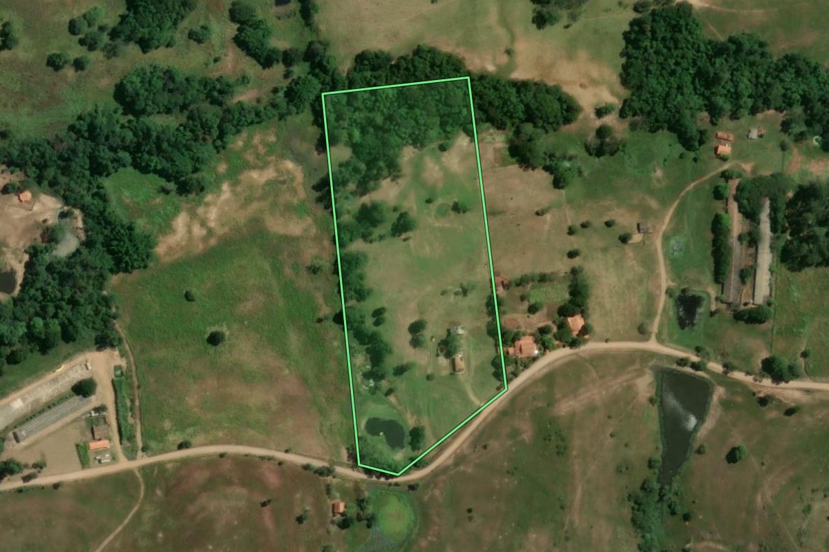 Imagem de satélite do imóvel rural em Pereiras (SP), com o contorno declarado no CAR desenhado por cima.