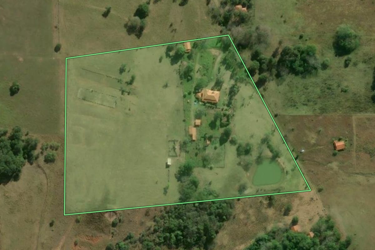 Imagem de satélite do imóvel rural em Pereiras (SP), com o contorno declarado no CAR desenhado por cima.