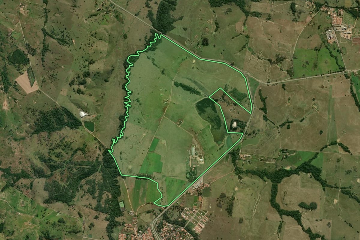 Imagem de satélite do imóvel rural em Pereiras (SP), com o contorno declarado no CAR desenhado por cima.